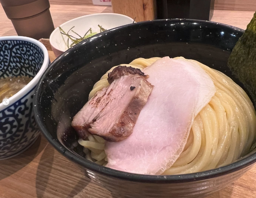 煮干し百式葉琉は鹿児島最高峰グルメ！ロックな店内で極上煮干しに酔いしれる。神なのか？この味は！凄まじいよ。何でこの味にもっと早く出会えなかったのか？教えくれよ神様、何でだよ！とにかくメチャクチャ美味しかったって話。