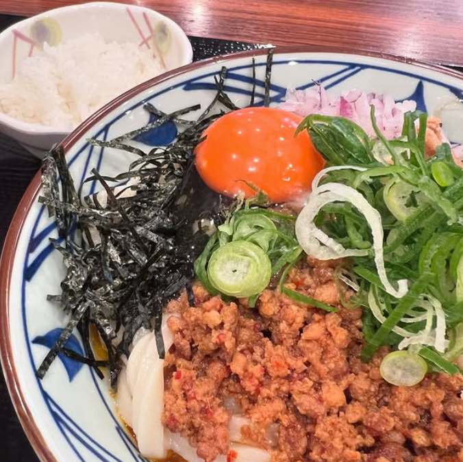 丸亀製麺美味すぎてやばい。鹿児島で食べたんだよね最近、、、丸亀製麺のまぜうどん。肉盛まぜうどん！美味しかったけどね、、、まぜそばで良いかもしれない。