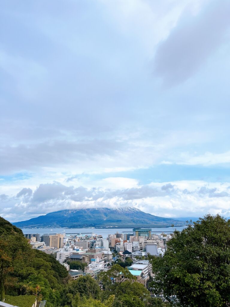 鹿児島のカフェで作業​なら城山観光ホテルのファヴールパーラーは優雅な気分でオススメかも。ゆったり贅沢気分が嬉しい。サクサク作業も進んじゃう。