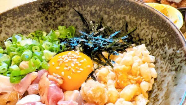 鹿児島市にあるケの日食堂でSNS映えすると話題の生親子丼を食べてきました。本当にSNS映えします。写真撮りたくなっちゃう。